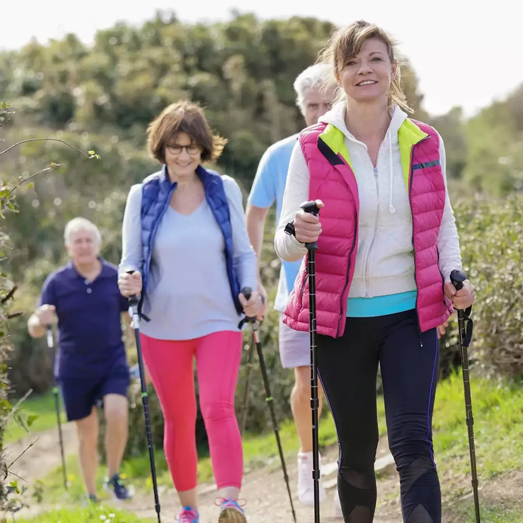 Chůze s holemi pro efektivní hubnutí a lepší fyzickou kondici